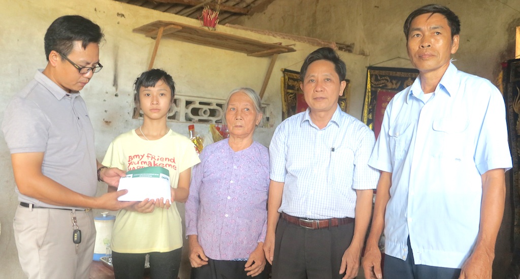 Hơn 77 triệu đồng đến với em Đào Thị Tố Uyên - 1 PV Dân trí cùng chính quyền địa phương trao hơn 77 triệu đồng tới cháu Đào Thị Tố Uyên.
