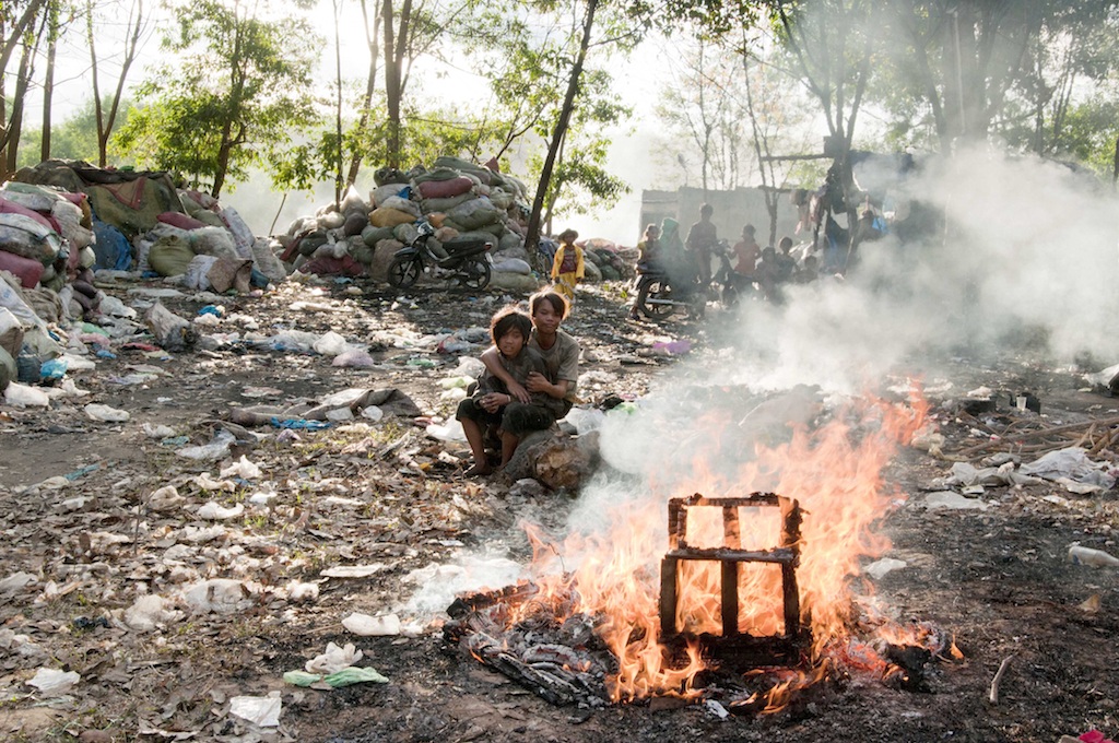 Mưu sinh ở “thế giới đồ bỏ đi” - 6 Những đứa trẻ mưu sinh trong bãi rác đầy mùi hôi thối kinh hoàng.