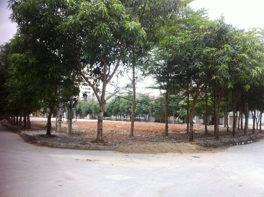 Nghệ An: Biến tướng khuôn viên vui chơi thành nơi kinh doanh đỗ xe? - 4 Nhưng phía trong khuôn viên thì “nham nhở”