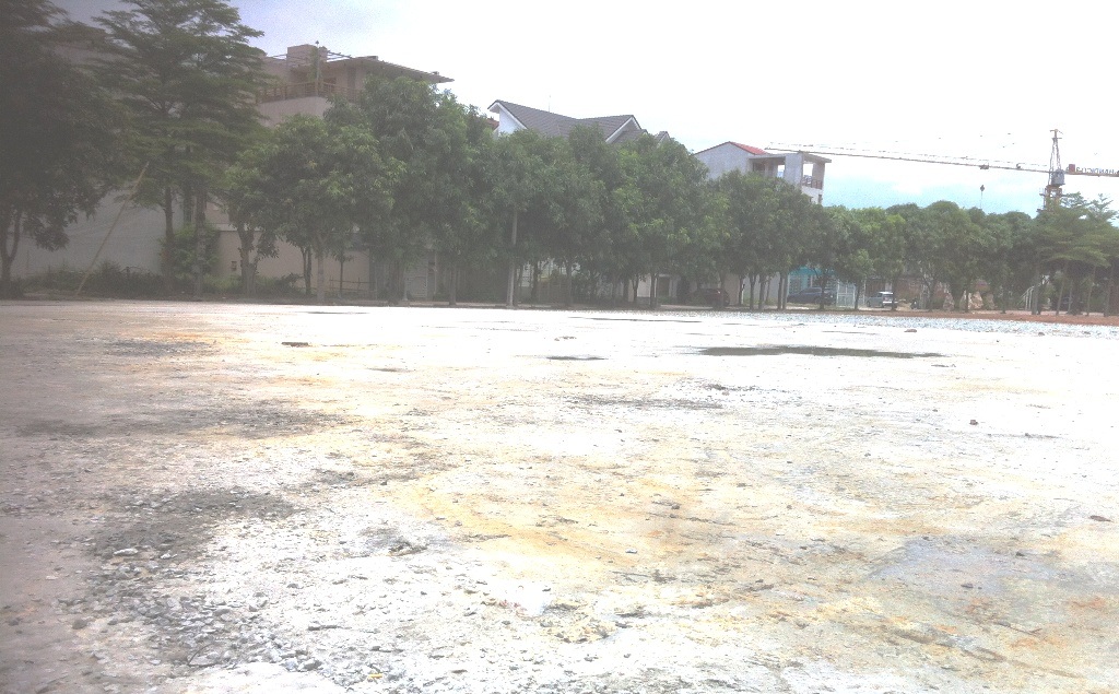 Nghệ An: Biến tướng khuôn viên vui chơi thành nơi kinh doanh đỗ xe? - 6 Màu trắng xám của bê-tông nhức mắt giữa khung cảnh xanh