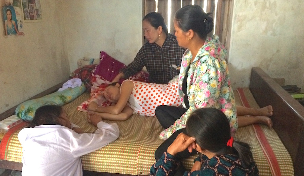3 chị em đuối nước: “Con tôi đã chuẩn bị sách vở cho ngày tựu trường” - 5 Chị Nguyễn Thị Thảo chị gái của bé Loan đã ngã quỵ trước nỗi đau quá lớn.
