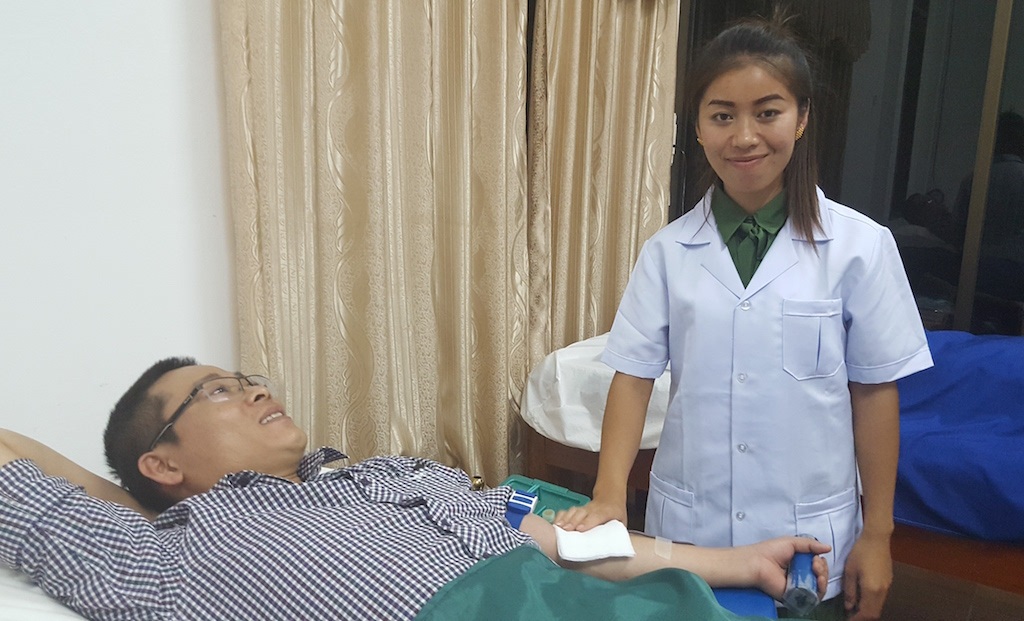 BS. Phan Sỹ Thái hiến máu cứu sản phụ Keo trên mảnh đất Xiêng Khoảng - Lào.