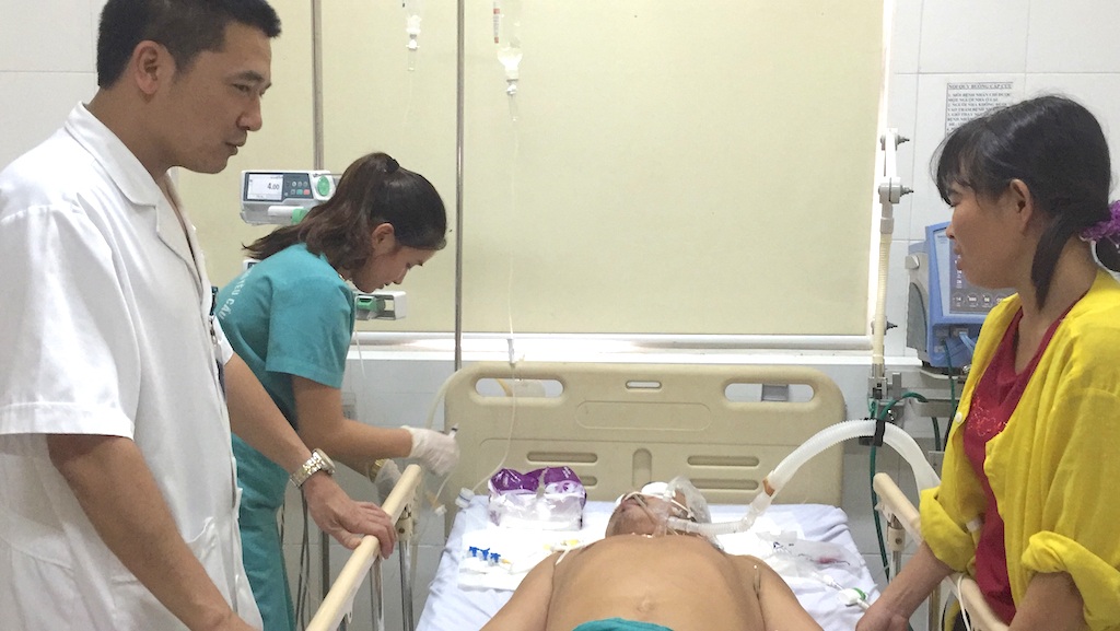 Nguy kịch tính mạng sau khi đá bóng bị toác chân - 2
Việc chuyển sang uốn ván dẫn tới suy đa tạng và anh Tuyên phải cấp cứu.