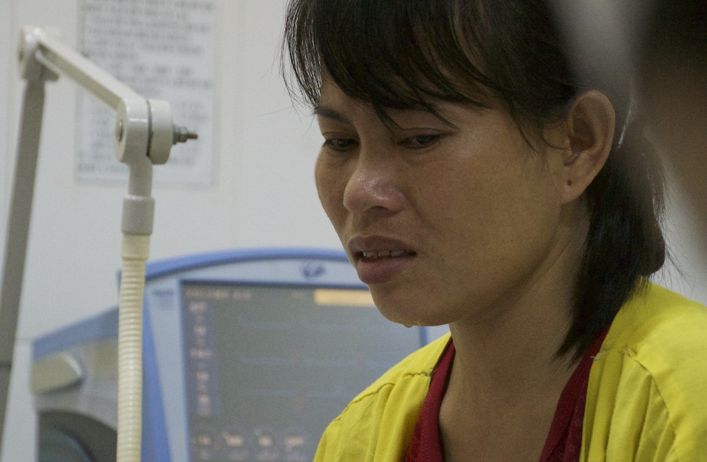 Nguy kịch tính mạng sau khi đá bóng bị toác chân - 10 Có đôi lúc chị như tuyệt vọng.