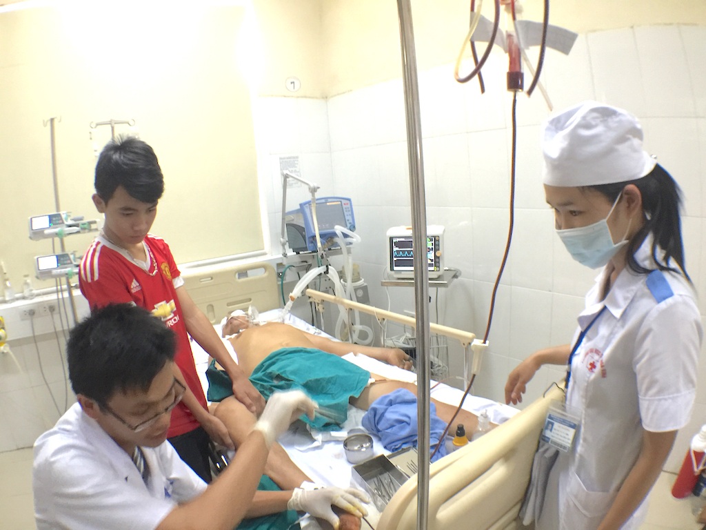 Nguy kịch tính mạng sau khi đá bóng bị toác chân - 3 Nguy kịch tính mạng sau khi đá bóng bị toác chân - 3
