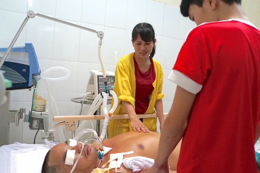 Nguy kịch tính mạng sau khi đá bóng bị toác chân - 13 Chị Thảo cùng con trai đầu đau đớn nhìn chồng, nhìn bố trong đau đớn tuyệt vọng.