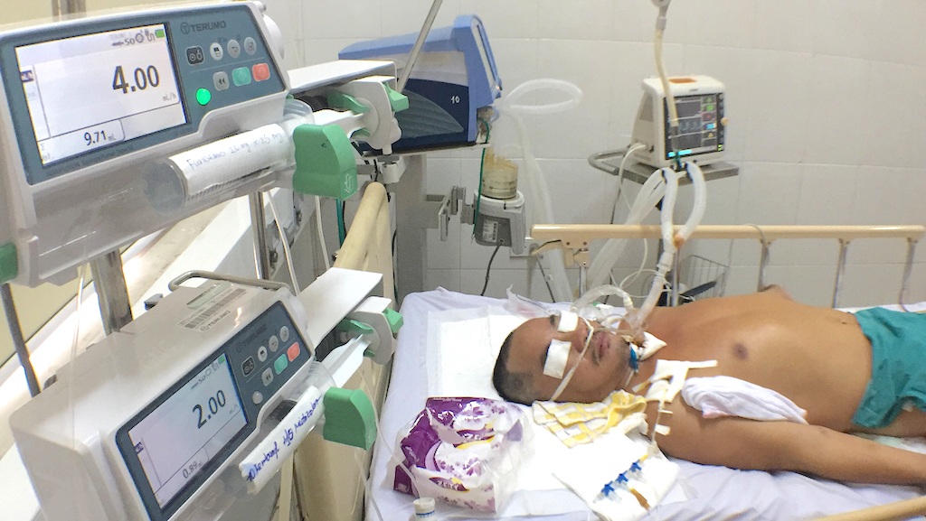 Nguy kịch tính mạng sau khi đá bóng bị toác chân - 12 Giờ đây anh Tuyên sống đang phụ thuộc vào máy móc rất nhiều.