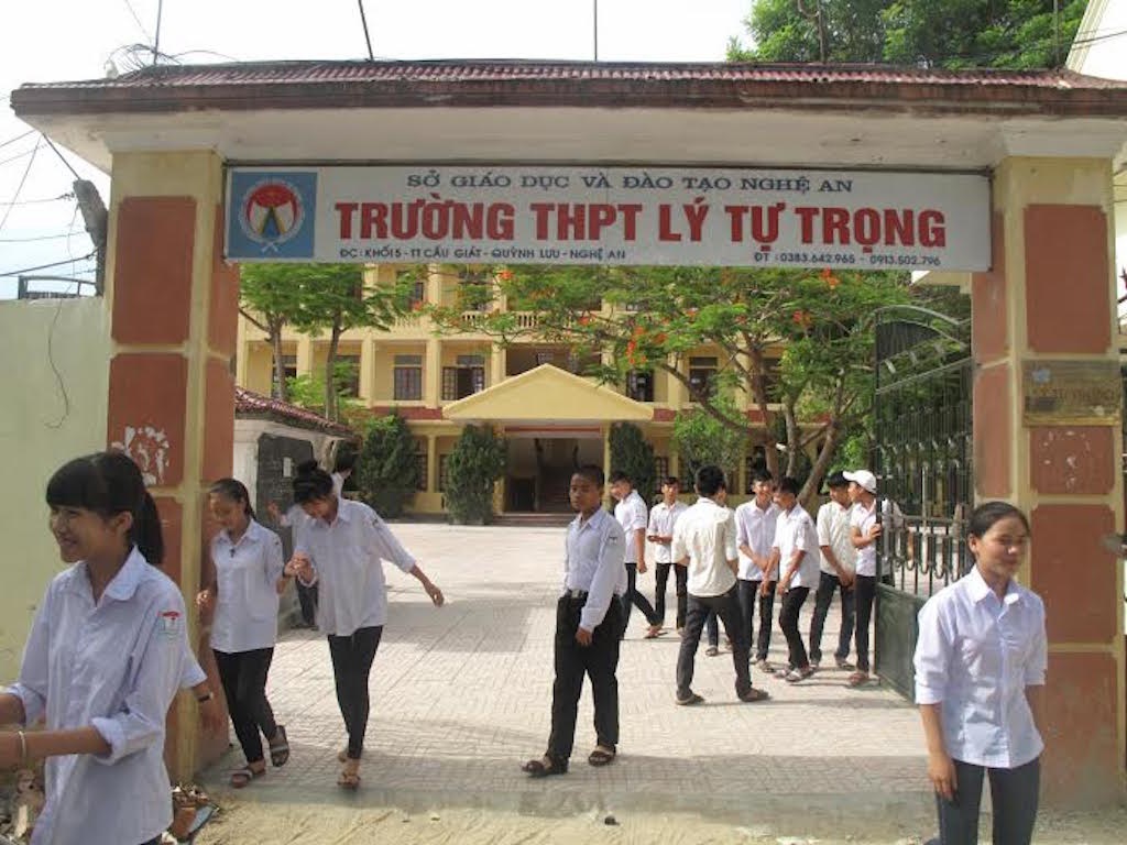 Trường THPT Lý Tự Trọng: Bông hoa rực rỡ nở trên đất Anh hùng - 1 Trường THPT Lý Tự Trọng có vị trí tọa lạc trung tâm thuộc khối 5, thị trấn Cầu Giát, Quỳnh Lưu, Nghệ An.