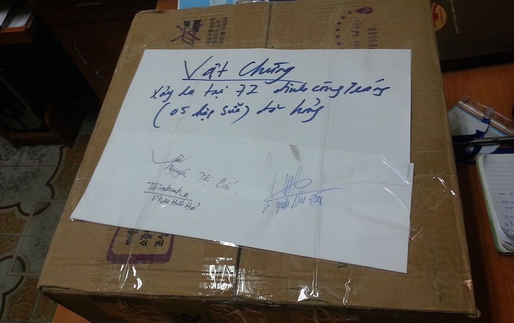 Tạm giữ hình sự người đàn ông đập 7 hộp sữa trước siêu thị - 2
5 hộp sữa đã hỏng được niêm phong.