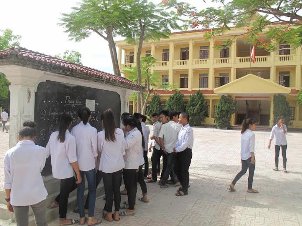 Trường THPT Lý Tự Trọng: Bông hoa rực rỡ nở trên đất Anh hùng - 6 Trường có cơ sở vật chất khang trang, thu hút được đông đảo học sinh theo học.