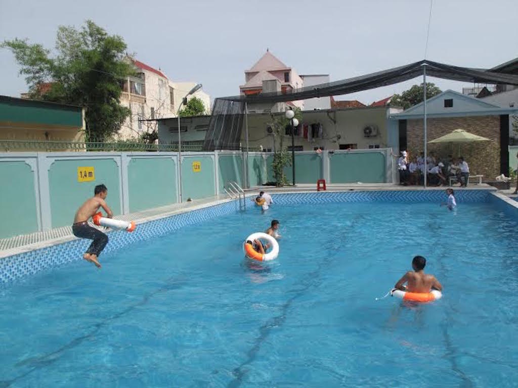 Trường THPT Lý Tự Trọng: Bông hoa rực rỡ nở trên đất Anh hùng - 4 Đây là ngôi trường duy nhất của tỉnh Nghệ An hệ THPT có bể bơi, dạy bơi miễn phí cho học sinh.