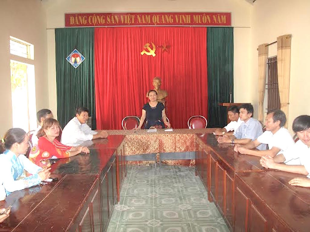 Trường THPT Lý Tự Trọng: Bông hoa rực rỡ nở trên đất Anh hùng - 5 Cô Bùi Thị Tâm – Chủ tịch hội đồng quản trị phát biểu trong cuộc họp toàn trường.