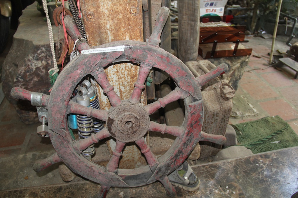 Người cựu chiến binh hơn 20 năm sưu tầm kỷ vật chiến tranh - 5
Bánh lái của chiếc tàu vận chuyển lương thực của bộ đội Việt Nam được ông Hoan cất công mua và đưa từ tận Phú Yên về.