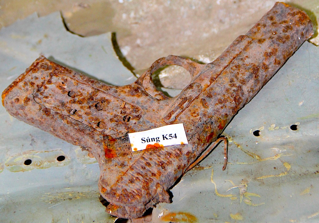 Người cựu chiến binh hơn 20 năm sưu tầm kỷ vật chiến tranh - 10
Những kỷ vật chiến tranh được ông lưu giữ để dạy con cháu về lịch sử.