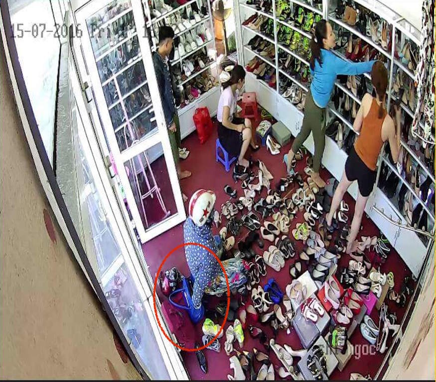 1 phụ nữ đội mũ bảo hiểm, bịt mặt liên tiếp trộm ví của khách - 2 Rồi lục trong túi xách của khách lấy tiền.