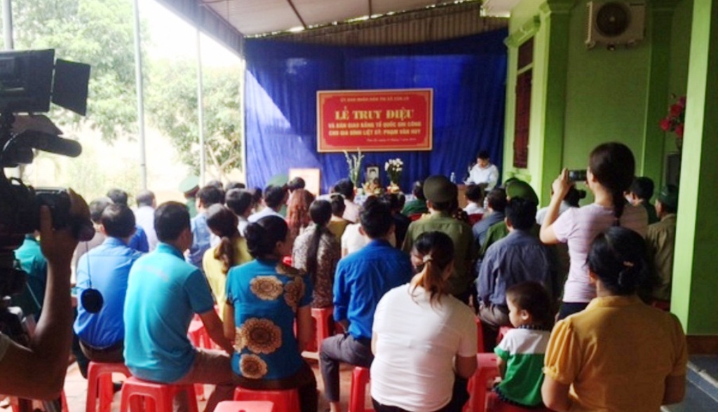 Đông đảo bà con nhân dân tham dự Lễ truy điệu và trao bằng Tổ quốc ghi công cho thân nhân liệt sỹ Phạm Văn Huy.