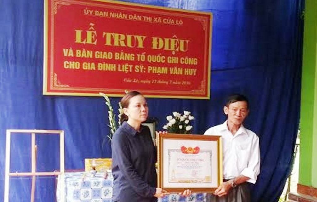 Công nhận liệt sỹ sau 43 năm hy sinh - 1 Bà Nguyễn Thị Dung - Phó chủ tịch UBND thị xã Cửa Lò trao Bằng Tổ quốc ghi công cho thân nhân liệt sỹ Phạm Văn Huy.