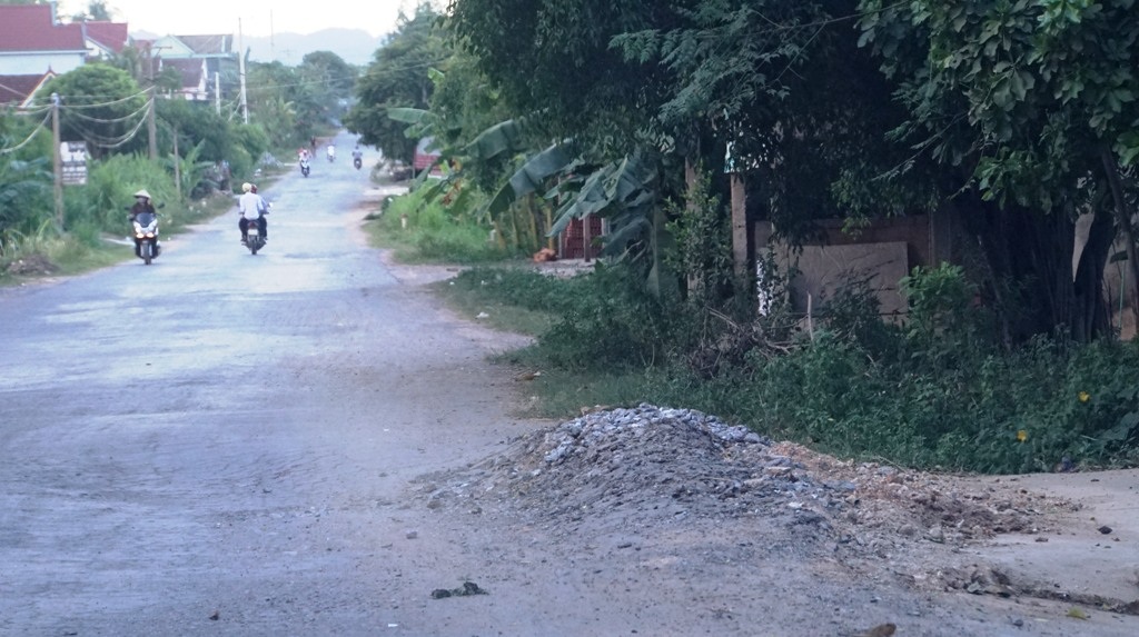 Đường 57 tỷ vừa bàn giao đã "nát như tương": Khắc phục trong thời gian sớm nhất! - 2 Đường 57 tỷ vừa bàn giao đã "nát như tương": Khắc phục trong thời gian sớm nhất! - 2