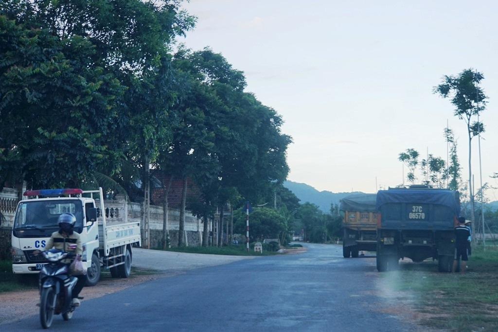 Đường 57 tỷ vừa bàn giao đã "nát như tương": Khắc phục trong thời gian sớm nhất! - 5 Sau khi báo Dân trí phản ánh, CSGT CA huyện Nghĩa Đàn đã có mặt trên tuyến đường này để xử lý xe quá tải.