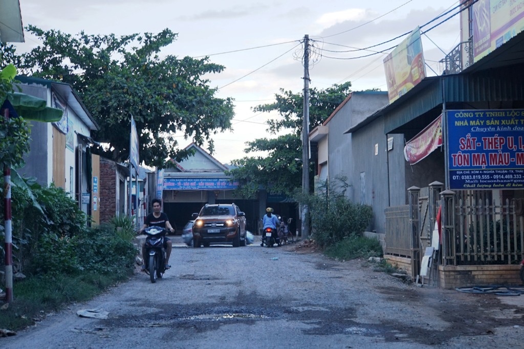 Đường 57 tỷ vừa bàn giao đã "nát như tương": Khắc phục trong thời gian sớm nhất! - 7 10 km đường từ quốc lộ 48 nối đường Hồ Chi Minh qua trung tâm xã Nghĩa Lộc đến nay chỉ mới làm được khoảng 99%. Tuy nhiên, vẫn còn một đoạn dài khoảng 20 m đầu đường nối từ Quốc lộ 48, nga bã Đông Phú vẫn chưa thể giải tỏa được hành lang nên đành phó mặc cho con đường 57 tỷ đoạn đầu nhơ nhớp.