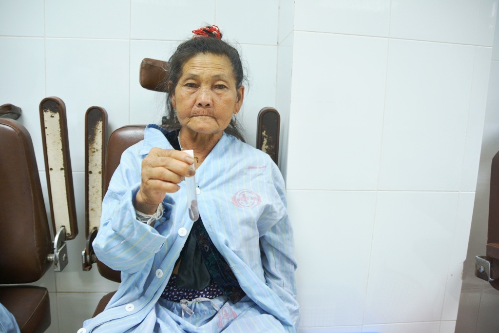 Bà Xa giờ đã dễ thở hơn khi chưa gắp con đỉa.