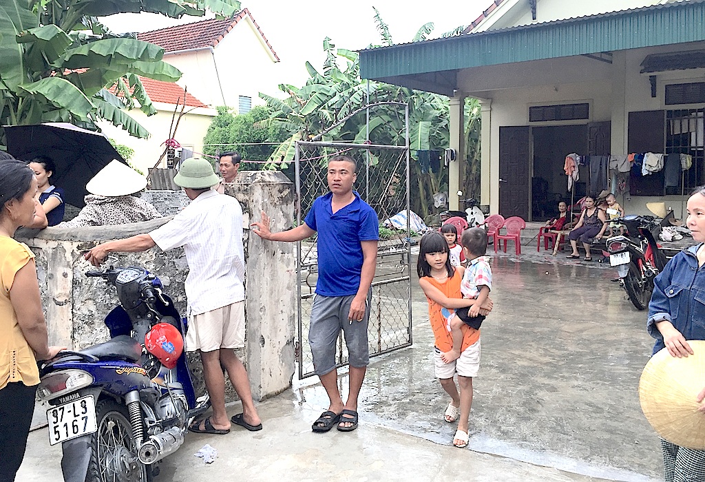 Nghệ An: Oằn mình “gánh thuế”, dân làm đơn khiếu nại - 12 Người dân xóm 4 khi nghe PV về làm việc đã kéo đến tố xã thu những khoản vô lý.