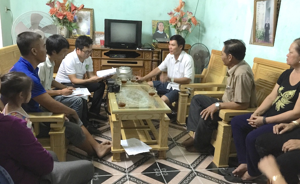 Nghệ An: Oằn mình “gánh thuế”, dân làm đơn khiếu nại - 3 PV Dân trí có buổi gặp gỡ với người dân xã Diễn Hạnh.