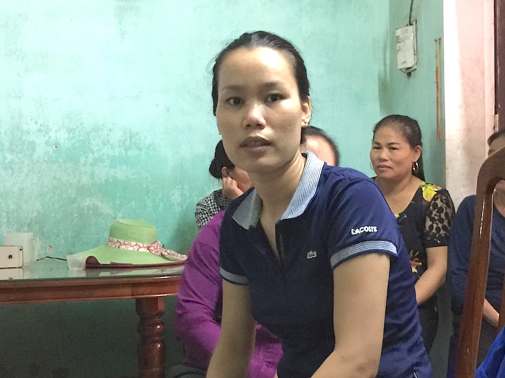 Nghệ An: Oằn mình “gánh thuế”, dân làm đơn khiếu nại - 10 Chị Đinh Thị Hồng xóm 4 bức xúc: Cả gia đình làm được mấy sào ruộng, về trừ chi phí, các khoản thu rồi cũng hết sạch lúa.