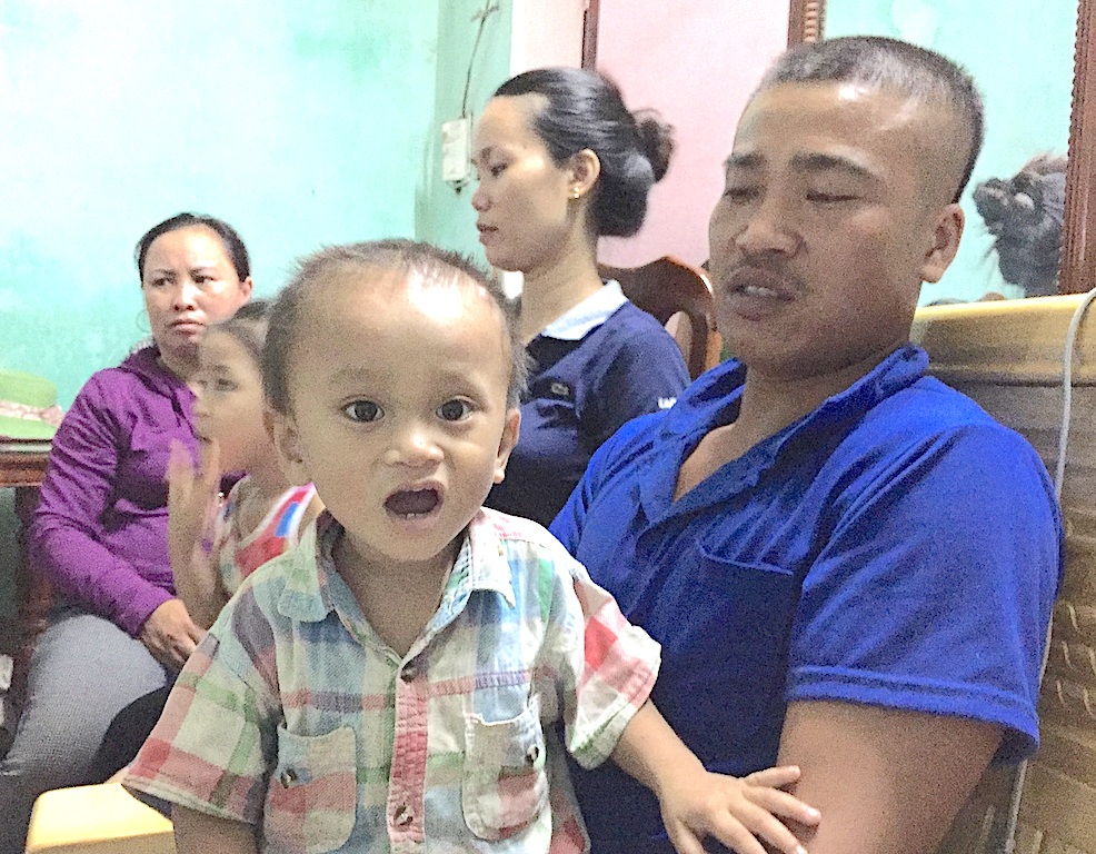 Nghệ An: Oằn mình “gánh thuế”, dân làm đơn khiếu nại - 8 Anh Trung cùng đứa con nhỏ mà trước đây mới sinh ra cháu bị u máu lên xã xin giấy khai sinh đi viện nhưng bị gây khó khăn.