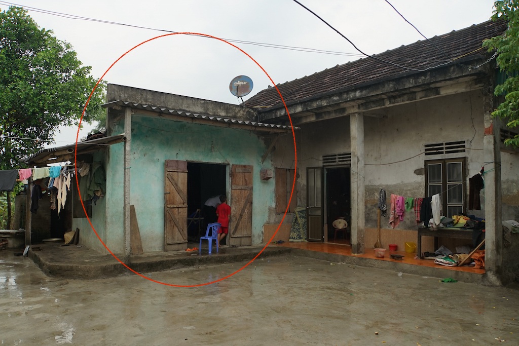 Cha mẹ nghèo đau đớn trước cảnh con trai 6 tháng tuổi mắc bệnh nan y - 5 Căn nhà của anh được mẹ chia cho một phần nhỏ tầm 30m2 để sinh sống.