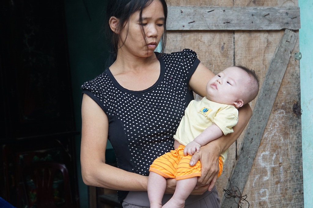 Cha mẹ nghèo đau đớn trước cảnh con trai 6 tháng tuổi mắc bệnh nan y - 1
Chị Lan bên đứa con bị bệnh down.