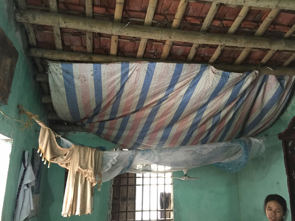 Cha mẹ nghèo đau đớn trước cảnh con trai 6 tháng tuổi mắc bệnh nan y - 4 Căn nhà hư hỏng, mưa nước ở trong như ở ngoài nên anh phải căng cái bạt tạm.