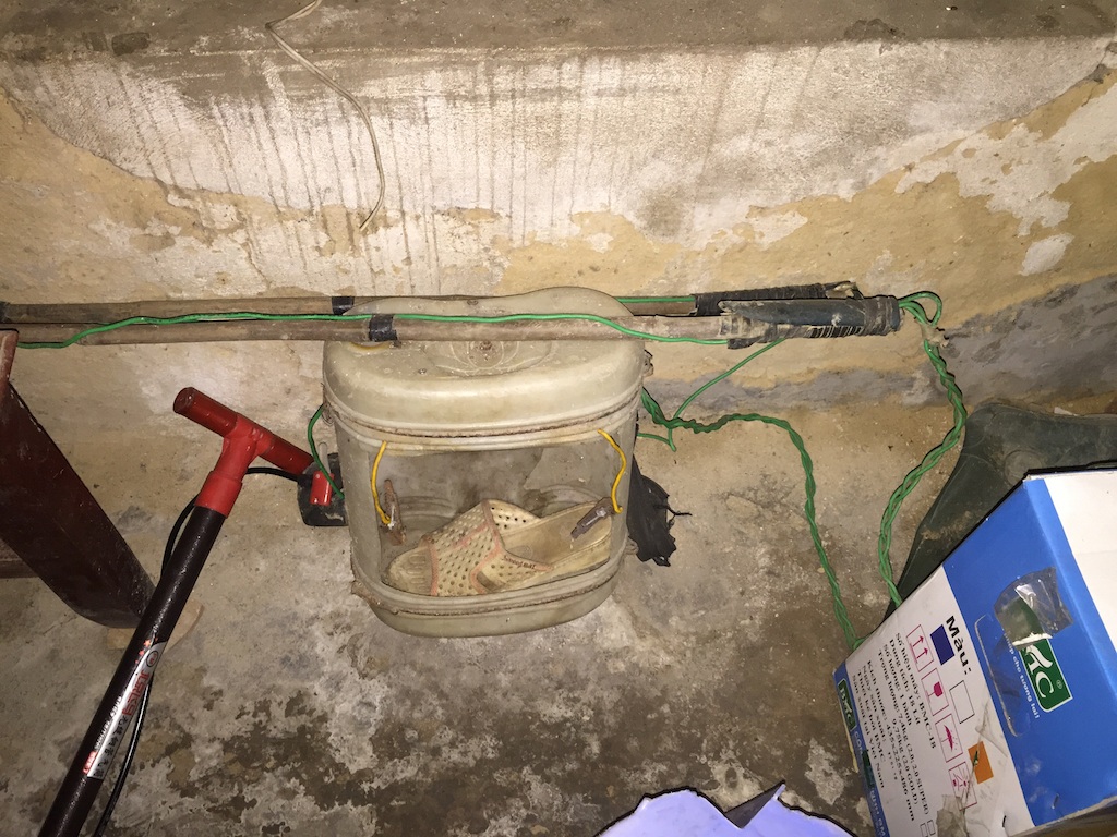 Cha mẹ nghèo đau đớn trước cảnh con trai 6 tháng tuổi mắc bệnh nan y - 13 Ngoài đi phun thuốc sâu thuê, anh còn làm nghề đi kích cá ban đêm.