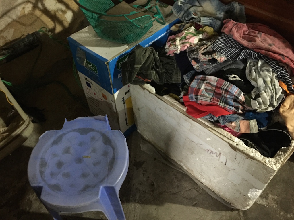 Cha mẹ nghèo đau đớn trước cảnh con trai 6 tháng tuổi mắc bệnh nan y - 12 Mớ đồ đáng giá nhất của vợ chồng anh là quần áo cũ rích..