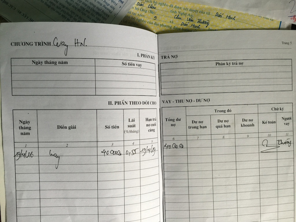 Cha mẹ nghèo đau đớn trước cảnh con trai 6 tháng tuổi mắc bệnh nan y - 10 Ngoài ra anh chị còn phải vay ngân hàng để chữa bệnh cho con...