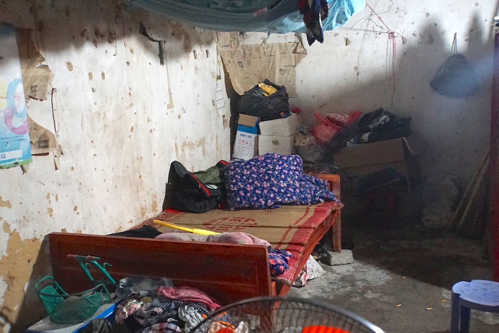 Cha mẹ nghèo đau đớn trước cảnh con trai 6 tháng tuổi mắc bệnh nan y - 14 Phía trong chỉ để được một cái giường nhỏ, bờ tường vôi vựa đã bong tróc, cũ nát...