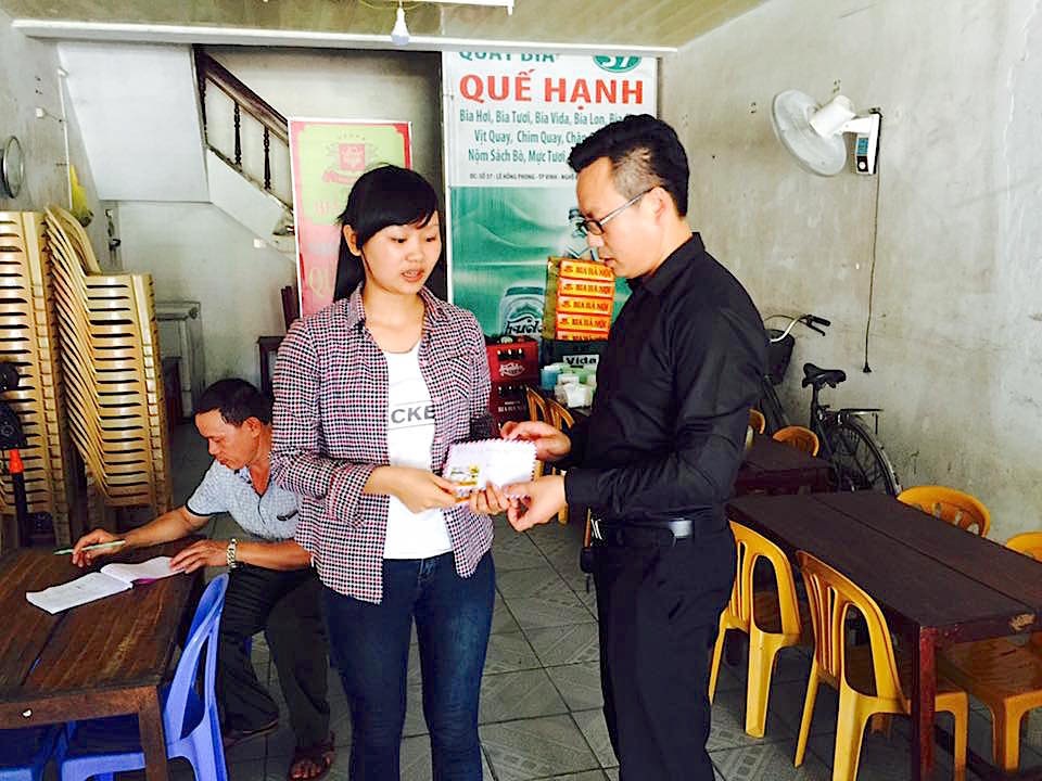 Nhiều tấm lòng hảo tâm tiếp sức cho nữ sinh mồ côi đến giảng đường - 2 Sau khi báo điện tử Dân trí đăng tải bài viết, đã có một công ty ủy quyền cho PV Dân trí trao 2 triệu đồng đến em Hòa khi em đang làm tại quán bia ở TP Vinh.