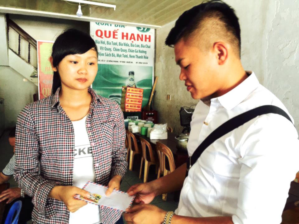 Nhiều tấm lòng hảo tâm tiếp sức cho nữ sinh mồ côi đến giảng đường - 11 Anh Dũng - một cá nhân đến từ huyện miền núi Quỳ Hợp sau khi đọc báo Dân trí đã đến tại quán bia - nơi em Hòa làm việc để trao 3 triệu đồng.