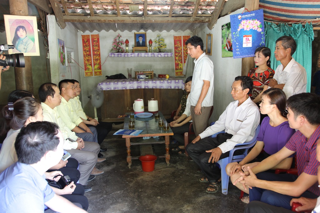 Nhiều tấm lòng hảo tâm tiếp sức cho nữ sinh mồ côi đến giảng đường - 6 Ông Nguyễn Mỹ Tặng - Phó Bí thư Huyện ủy Thanh Chương phát biểu tại buổi lễ trao quà.