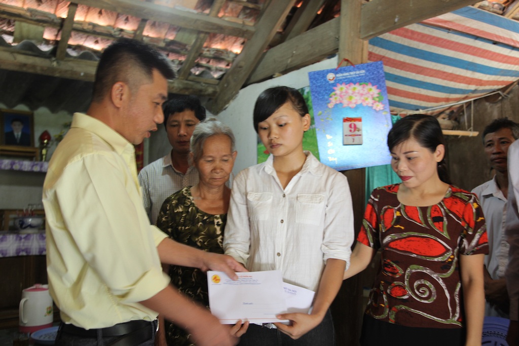 Nhiều tấm lòng hảo tâm tiếp sức cho nữ sinh mồ côi đến giảng đường - 9 Đại diện Công ty cổ phần xây dựng 482 (thuộc Tổng công ty Xây dựng công trình Giao thông 4) đã trao 10 triệu đồng cho em Hòa.