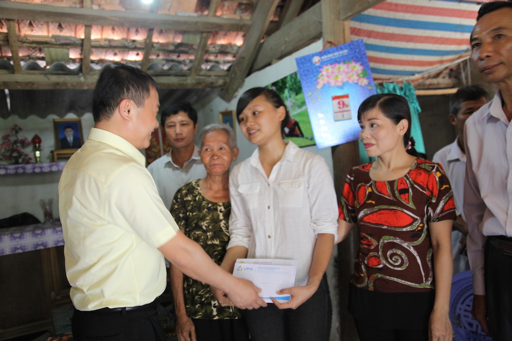 Nhiều tấm lòng hảo tâm tiếp sức cho nữ sinh mồ côi đến giảng đường - 10 Anh Tuấn - lãnh đạo Công ty cổ phần Tập đoàn VPA (173, đường Xuân Thuỷ, P. Dịch Vọng Hậu, Q. Cầu Giấy, TP Hà Nội) trao 10 triệu cho em Hòa.
