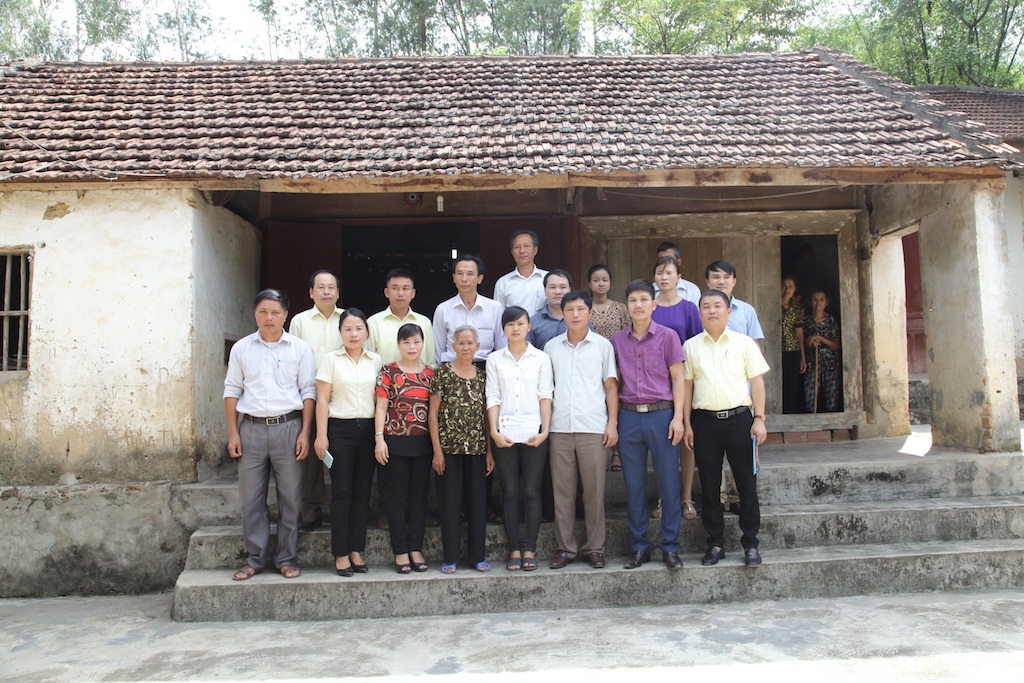 Nhiều tấm lòng hảo tâm tiếp sức cho nữ sinh mồ côi đến giảng đường - 14 Các nhà hảo tâm chụp ảnh kỷ niệm với bà cháu em Nguyễn Thị Hòa.