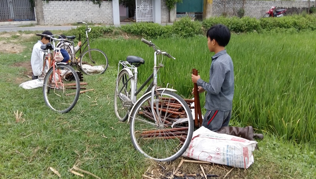 Nhọc nhằn nghề thả trúm bắt lươn - 2 Nhọc nhằn nghề thả trúm bắt lươn - 2