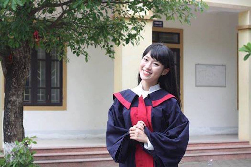 “Nữ sinh nói được 7 thứ tiếng” đỗ hai trường đại học - 1 Nữ sinh Khánh Vy.