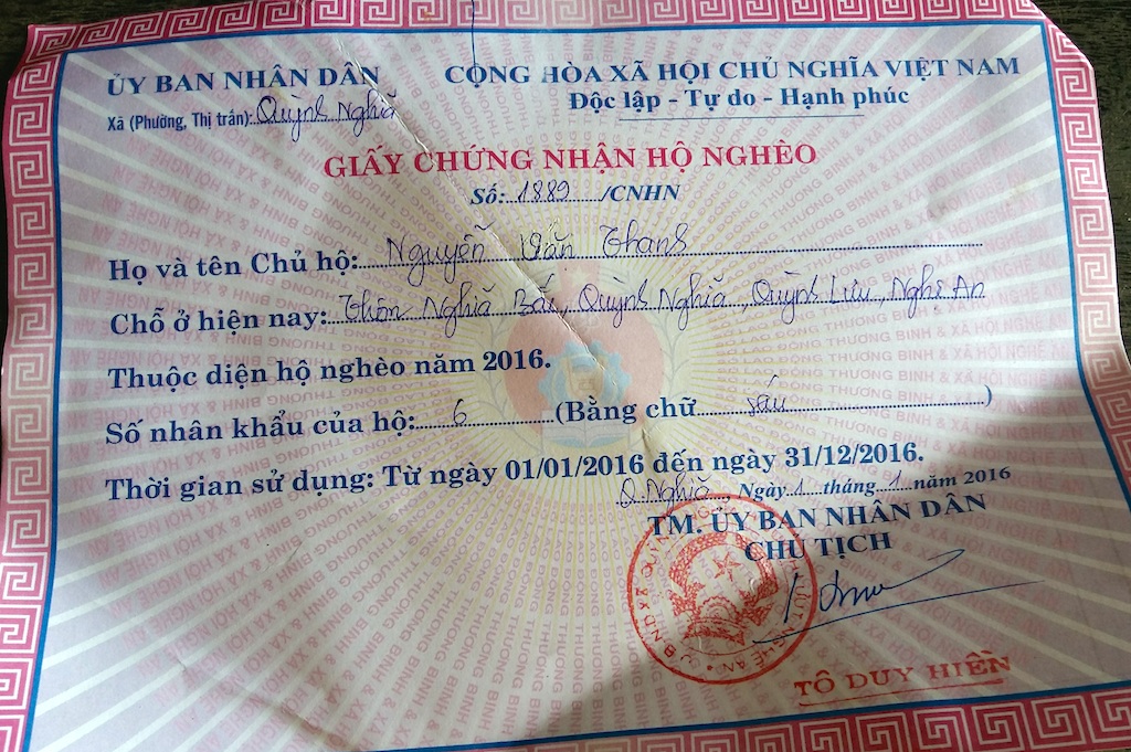 Khổ đau ở một gia đình liêu xiêu vì... bệnh - 11 Hộ nghèo của xã cấp cho gia đình anh Thanh.