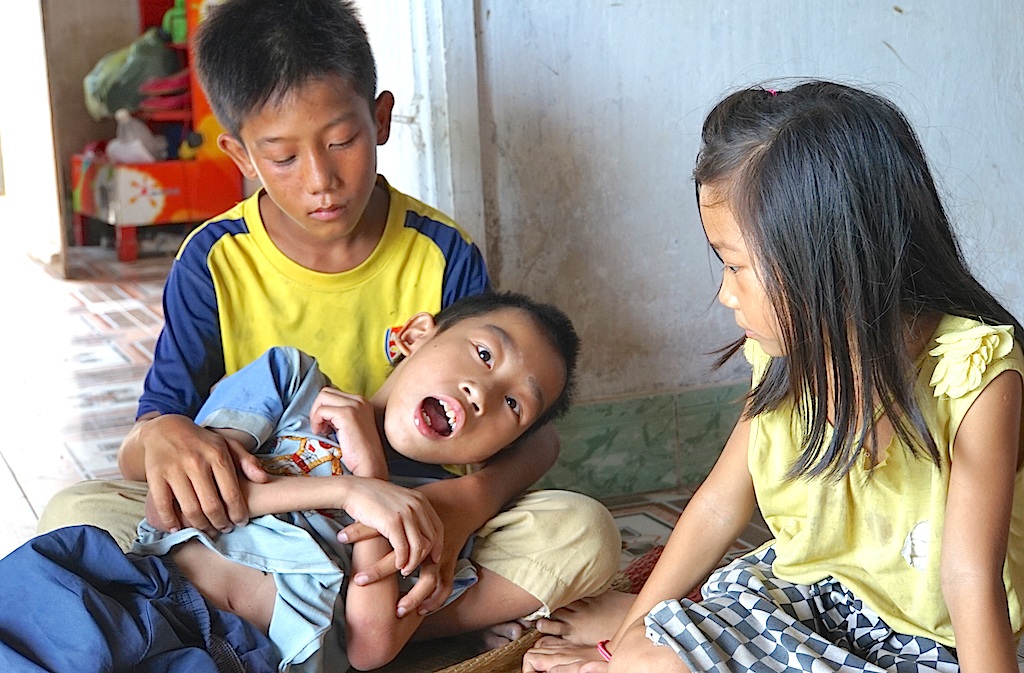 Khổ đau ở một gia đình liêu xiêu vì... bệnh - 3 3 anh em Lanh, Lợi và Quỳnh luôn bên nhau.