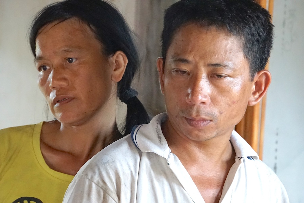 Khổ đau ở một gia đình liêu xiêu vì... bệnh - 8 Là trụ cột của gia đình, chị Lụa bị bệnh tim dù đã được phẫu thuật 2 lần, song căn bệnh vẫn chưa khỏi mà ngày càng nặng, thậm chí chị không còn làm được gì. Còn anh Thanh, sau những ngày sóng gió, giờ này tay bị thương mất 70% sức khỏe trong một lần đi đánh cá thuê.