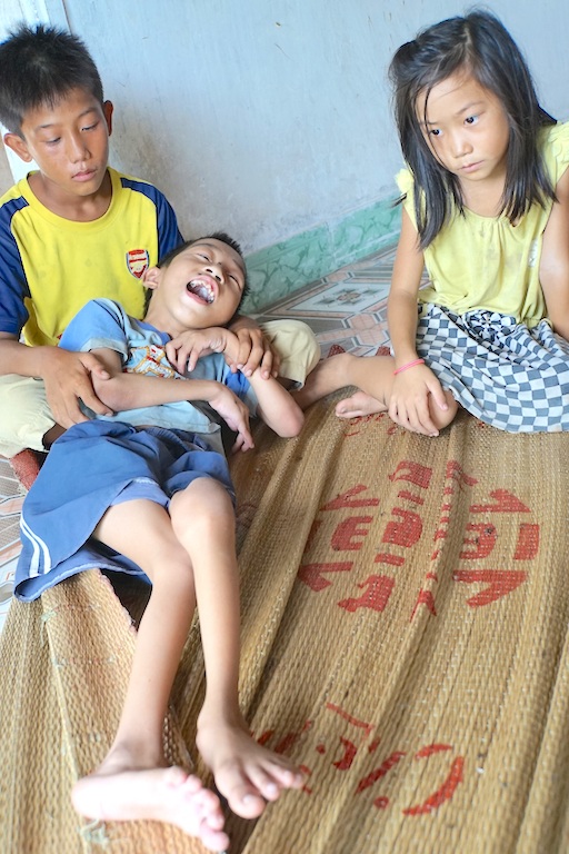 Khổ đau ở một gia đình liêu xiêu vì... bệnh - 4 Người anh trai, em thứ bị bệnh, còn em út thì nguy cơ bỏ học vì gia cảnh quá nghèo.