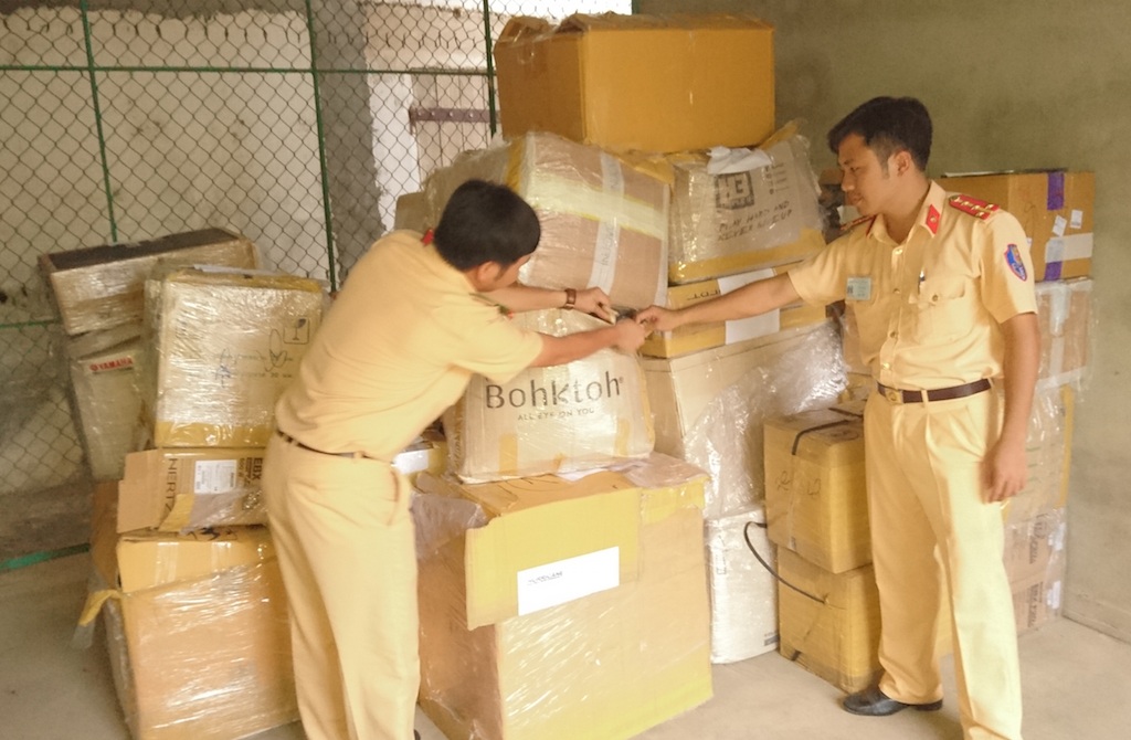 CSGT số 3 đường Hồ Chí Minh tiến hành kiểm tra lô hàng.