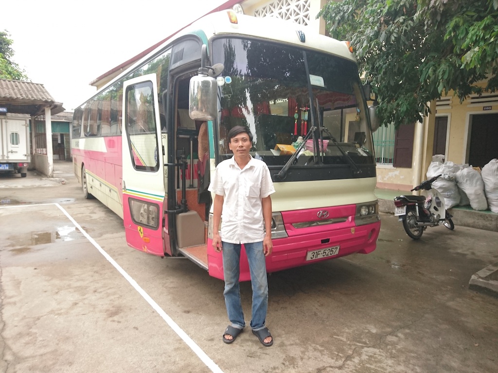 Chiếc xe khách vận chuyển số hàng nói trên.